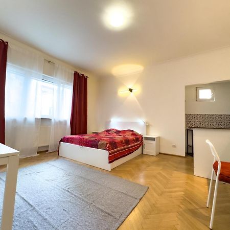 Central Retreat Apartments Bukares Bagian luar foto